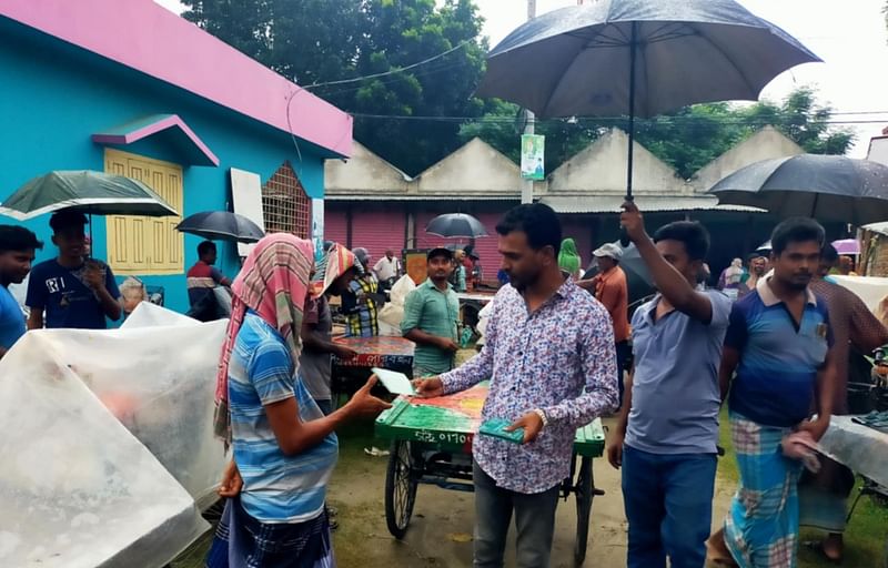 ভ্যানচালকদের লাইসেন্স দিচ্ছেন কুষ্টিয়ার কুমারখালী উপজেলার যদুবয়রা ইউপি চেয়ারম্যান মিজানুর রহমান। আজ বৃহস্পতিবার সন্ধ্যায় যদুবয়রা ইউনিয়ন পরিষদ চত্বরে